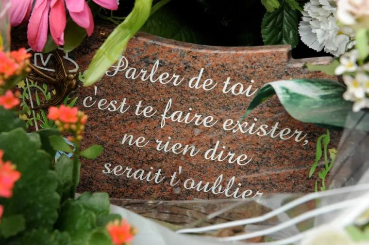 Fleurs et plaques, Sedan, Pompes funèbres Le Souvenir